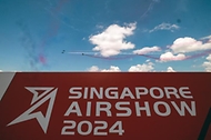 대한민국 공군의 특수비행팀 블랙이글스가 20일(현지시간) 싱가포르에서 열린 ‘싱가포르 에어쇼 2024’에서 간판 위를 질주하고 있다.