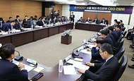 송미령 농림축산식품부 장관이 20일 서울 양재동 소재 에이티(aT) 센터에서 개최된 ‘K-Food+ 수출확대 추진본부 간담회’에서 수출 기업의 수출 활성화를 위한 방안을 논의하고 있다.