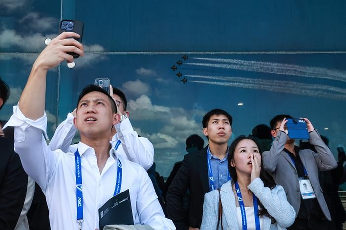 관람객들이 20일(현지시간) 싱가포르에서 열린 ‘싱가포르 에어쇼 2024’에서 대한민국 공군의 특수비행팀 블랙이글스 비행 모습을 지켜보고 있다.
