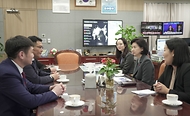지영미 질병관리청장이 15일 충북 오송 질병관리청사에서 엥흐볼드 세레자브(Dr. Enkhbold Sereejav) 몽골 보건부 차관 및 관계자들과 논의를 하고 있다.