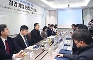 정인교 산업통상자원부 통상교섭본부장이 21일 서울 마포구 일진제강 서울사무소 회의실에서 열린 ‘철강업계 현장간담회’를 주재하고, 최근 시행된 유럽연합(EU) 탄소국경조정제도(CBAM) 대응 관련, 철강기업의 준비사항 점검, 대응과정에서의 애로사항 등을 청취·논의하고 있다. 