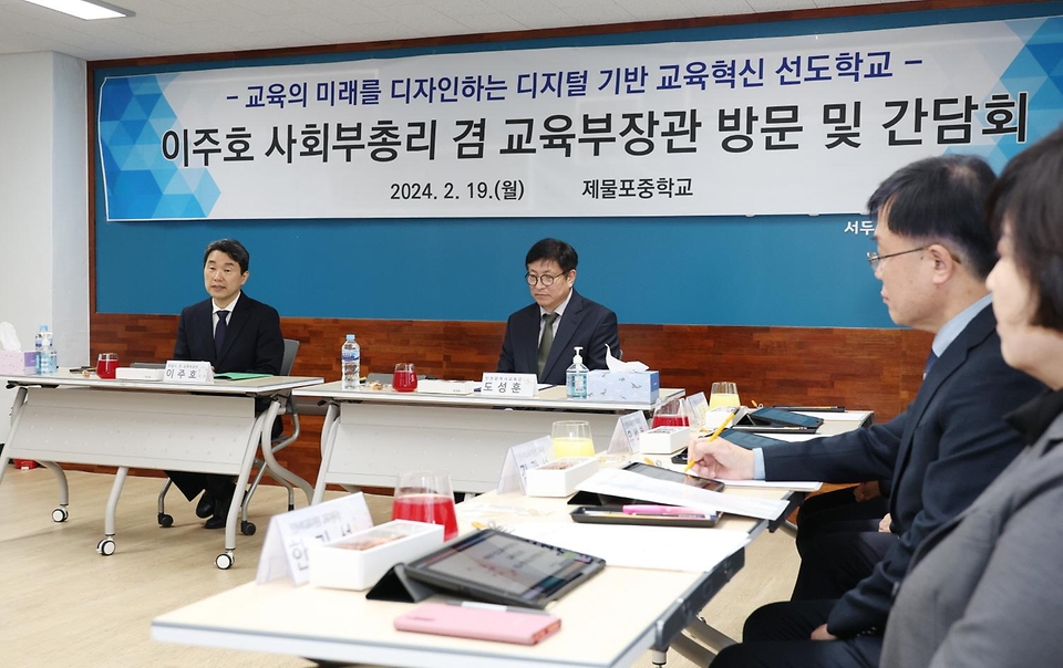 이주호 사회부총리 겸 교육부 장관이 19일 인천 서구 제물포중학교에서 열린 디지털 교육혁신 현장 간담회에서 발언하고 있다.