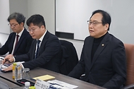정인교 산업통상자원부 통상교섭본부장이 21일 서울 마포구 일진제강 서울사무소 회의실에서 열린 ‘철강업계 현장간담회’를 주재하고, 최근 시행된 유럽연합(EU) 탄소국경조정제도(CBAM) 대응 관련, 철강기업의 준비사항 점검, 대응과정에서의 애로사항 등을 청취·논의하고 있다. 