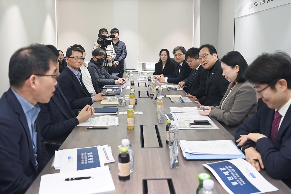 정인교 산업통상자원부 통상교섭본부장이 21일 서울 마포구 일진제강 서울사무소 회의실에서 열린 ‘철강업계 현장간담회’를 주재하고, 최근 시행된 유럽연합(EU) 탄소국경조정제도(CBAM) 대응 관련, 철강기업의 준비사항 점검, 대응과정에서의 애로사항 등을 청취·논의하고 있다. 