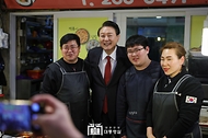 윤석열 대통령이 21일 울산 남구 신정상가시장을 방문해 상인들과 기념 촬영을 하고 있다. 