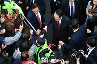 윤석열 대통령이 21일 울산 남구 신정상가시장에서 시민들과 악수하고 있다.