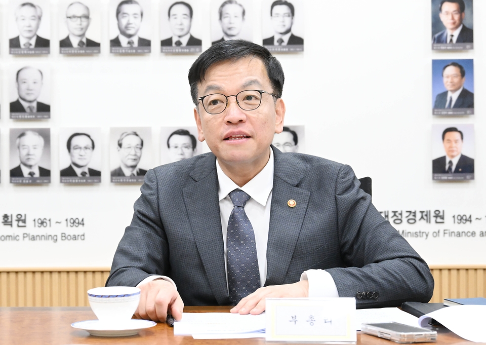 최상목 경제부총리 겸 기획재정부 장관이 22일 정부세종청사에서 물가 관련 경제현안 관계장관간담회를 주재하고 있다. 