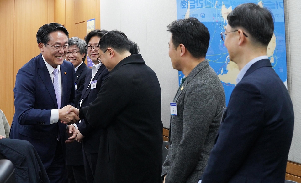 강도형 해양수산부 장관이 21일 정부세종청사 5동 중회의실에서 열린 ‘해양수산 과학기술 분야 6개 공공연구기관과의 간담회’에서 참석자와 악수를 하고 있다.