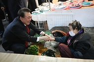 윤석열 대통령이 21일 울산 남구 신정상가시장을 방문해 상인과 인사를 나누고 있다.