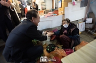 윤석열 대통령이 21일 울산 남구 신정상가시장을 방문해 상인과 인사를 나누고 있다.