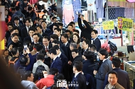 윤석열 대통령이 21일 울산 남구 신정상가시장을 방문해 시민들과 기념 촬영을 하고 있다. 
