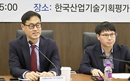 진종욱 산업통상자원부 국가기술표준원장이 21일 한국산업기술기획평가원 대회의실에서 열린 ‘풍력발전 표준화 전문가 간담회’에서 풍력발전 표준화 추진전략(안), 재생에너지 표준화·인증고도화 사업 향후 방향 등을 논의하고 있다.