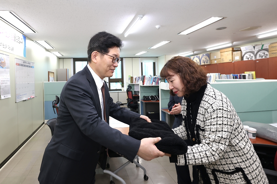 고광효 관세청장이 22일 과천정부청사에 소재한 관세청 고객지원센터를 방문해 우수 직원에게 격려품을 전달하고 있다.