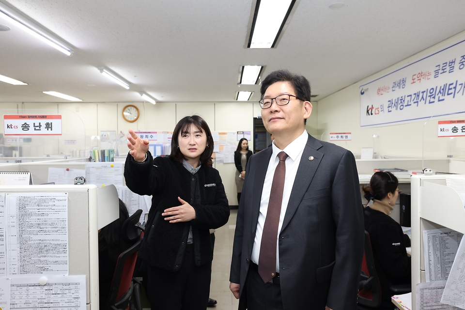 고광효 관세청장이 22일 과천정부청사에 소재한 관세청 고객지원센터를 방문해 근무현장을 살펴보고, 관계자로부터 업무보고를 받고 있다.