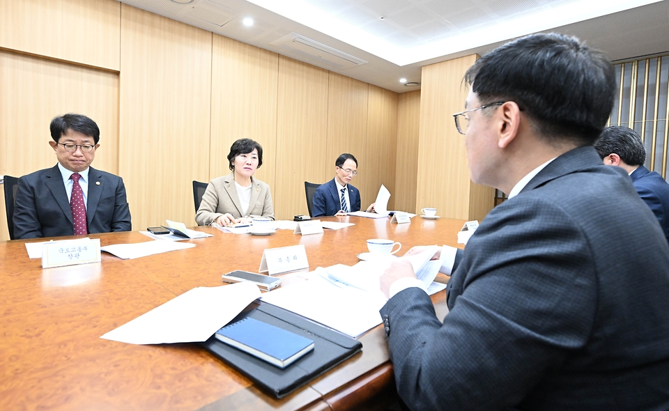최상목 경제부총리 겸 기획재정부 장관이 22일 정부세종청사에서 물가 관련 경제현안 관계장관간담회를 주재하고 있다. 