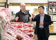 강경성 산업통상자원부 1차관이 22일 서울 중구에 위치한 이마트 청계천점을 방문해 대형마트 점포 기반 새벽배송을 위한 업계 준비현황을 점검하고 있다.