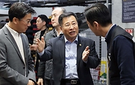 강경성 산업통상자원부 1차관이 22일 서울 중구에 위치한 이마트 청계천점을 방문해 대형마트 점포 기반 새벽배송을 위한 업계 준비현황을 점검하며 한건수 SSG닷컴 상무 및 관계자와 대화를 하고 있다. 