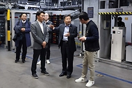 강경성 산업통상자원부 1차관이 22일 서울 중구에 위치한 이마트 청계천점을 방문해 대형마트 점포 기반 새벽배송을 위한 업계 준비현황을 점검하고 있다.