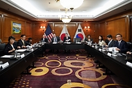 조태열 외교부 장관이 22일(현지시간) 브라질 리우데자네이루에서 열린 ‘한미일 외교장관회의’에서 안토니 블링컨(Antony J. Blinken) 미국 국무장관, 가미카와 요코(Kamikawa Yoko) 일본 외무대신과 회담을 하고 있다.