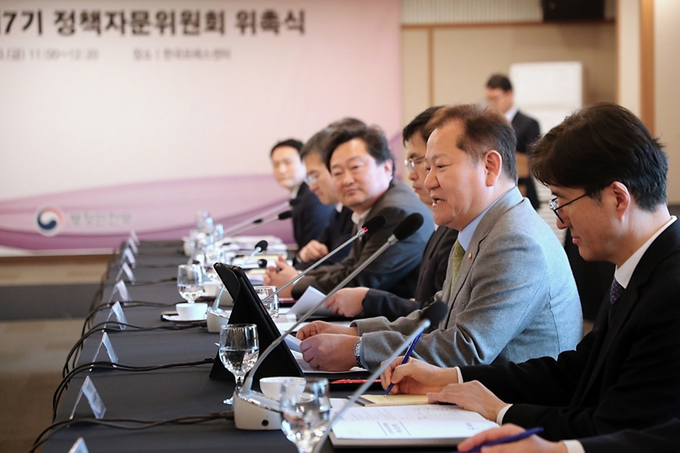 이상민 행정안전부 장관이 23일 서울 중구 한국프레스센터 19층 매화홀에서 열린 ‘행정안전부 제7기 정책자문위원회 위촉식’에 참석해 인사말을 하고 있다.