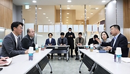강경성 산업통상자원부 1차관이 22일 서울 중구에 위치한 이마트 청계천점을 방문해 대형마트 점포 기반 새벽배송을 위한 업계 준비현황을 검토하며 한건수 SSG닷컴 상무로부터 마트 운영 현황 및 애로사항을 청취하고 있다.