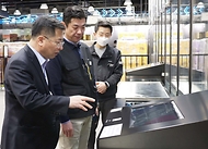 강경성 산업통상자원부 1차관이 22일 서울 중구에 위치한 이마트 청계천점을 방문해 대형마트 점포 기반 새벽배송을 위한 업계 준비현황을 점검하고 있다.