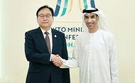 정인교 산업통상자원부 통상교섭본부장이 24일(현지시간) 아랍에미리트(UAE) 아부다비 국립전시센터에서 열린 ‘제13차 WTO(세계무역기구) 각료회의(MC-13)’에서 타니 빈 아흐메드 알 제유디(Thani bin Ahmed Al Zeyoudi) UAE 대외무역 국무장관과 CEPA(포괄적경제동반자협정) 협력, 한-UAE TIPF(무역·투자 촉진 프레임워크) 이행을 위한 면담에 앞서 악수하고 있다.
