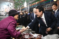 윤석열 대통령이 26일 충남 서산 동부 전통시장을 방문해 상인들과 인사하고 있다. 