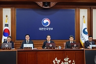 한덕수 국무총리가 27일 서울 종로구 정부서울청사에서 열린 ‘제10회 국무회의’에 참석해 발언하고 있다.