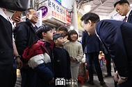 윤석열 대통령이 26일 충남 서산 동부 전통시장을 방문해 어린이들과 인사하고 있다. 
