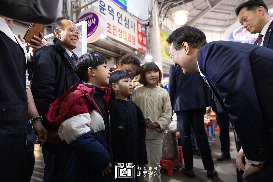 윤석열 대통령이 26일 충남 서산 동부 전통시장을 방문해 어린이들과 인사하고 있다. 