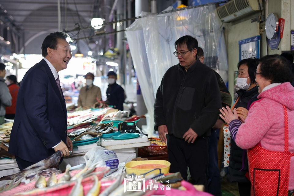 윤석열 대통령이 26일 충남 서산 동부 전통시장을 방문해 상인들과 인사하고 있다. 