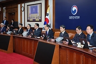 한덕수 국무총리가 27일 서울 종로구 정부서울청사에서 열린 ‘제10회 국무회의’에 참석해 발언하고 있다.