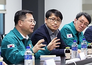 강경성 산업통상자원부 1차관이 26일 충남 천안시 소재 이차전지 전해액 생산기업인 엔켐 천안공장에서 관계자들과 논의를 하고 있다.