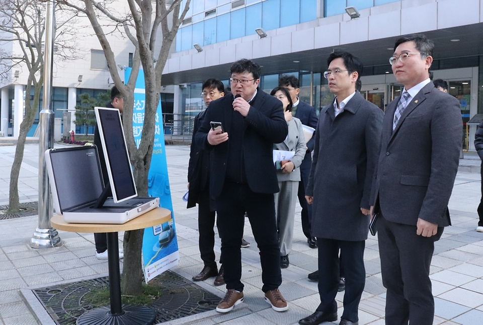 김민재 행정안전부 차관보가 26일 전남도청 주차장에서 ‘주소기반 자율주행차 원거리 주차 실증 시연회’에 참석해 한국교통대학교 산학협력단 관계자로부터 설명을 듣고 있다.