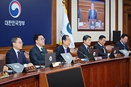 한덕수 국무총리가 27일 서울 종로구 정부서울청사에서 열린 ‘제10회 국무회의’에 참석해 발언 하고 있다.