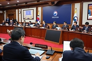 한덕수 국무총리가 27일 서울 종로구 정부서울청사에서 열린 ‘제10회 국무회의’에 참석해 발언하고 있다.