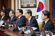한덕수 국무총리가 27일 서울 종로구 정부서울청사에서 열린 ‘제10회 국무회의’에 참석해 발언하고 있다.