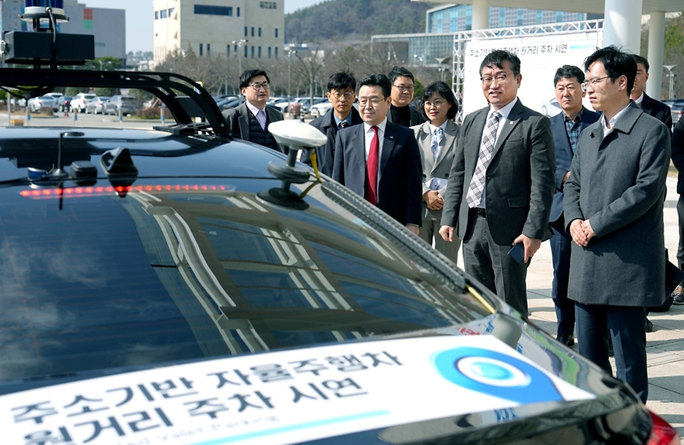 김민재 행정안전부 차관보가 26일 전남도청 주차장에서 ‘주소기반 자율주행차 원거리 주차 실증 시연회’에 참석해 주차 시연하는 것을 보고 있다.