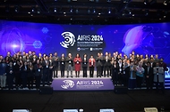 오유경 식품의약품처장이 26일 서울 중구 신라호텔에서 열린 ‘국제 AI 의료제품 규제 심포지엄(AIRIS 2024)’에서 주요 내빈들과 기념 촬영을 하고 있다.
