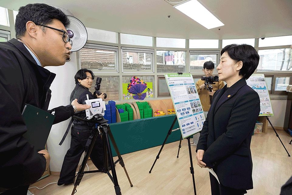 한화진 환경부 장관이 27일 서울 영등포구 소재 신일어린이집을 방문하여 봄철 고농도 미세먼지 발생 시기를 맞아 미세먼지 관리 현장을 점검하고 있다. 