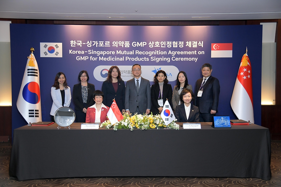 오유경 식품의약품처장이 26일 서초구 한국제약바이오협회에서 열린 ‘한국-싱가포르 의약품 GMP 상호인정협정 체결식’에서 미미 총(Choong May Ling, Mimi) 싱가포르 보건과학청장 및 관계자들과 기념 촬영을 하고 있다.