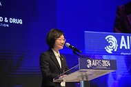 오유경 식품의약품처장이 26일 서울 중구 신라호텔에서 열린 ‘국제 AI 의료제품 규제 심포지엄(AIRIS 2024)’에서 개회사를 하고 있다.
