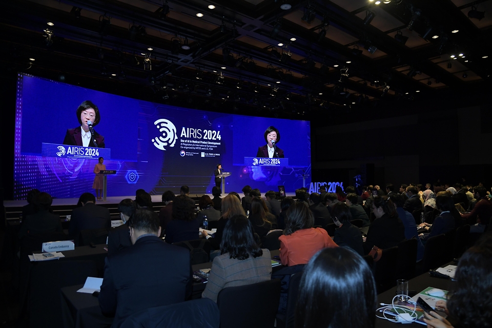 오유경 식품의약품처장이 26일 서울 중구 신라호텔에서 열린 ‘국제 AI 의료제품 규제 심포지엄(AIRIS 2024)’에서 개회사를 하고 있다.