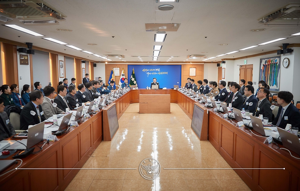 윤희근 경찰청장이 23일 서울 서대문구 경찰청에서 열린 ‘제1차 치안산업진흥 협의회’에서 발언을 하고 있다. 협의회 구성은 경찰·학계·연구기관이 치안산업 진흥 정책을 함께 논의하고 상호 교류할 기회를 마련하고자 추진됐다.