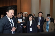 오유경 식품의약품처장이 26일 서울 중구 신라호텔에서 열린 ‘국제 AI 의료제품 규제 심포지엄(AIRIS 2024)’에서 주요 내빈들과 설명을 듣고 있다.