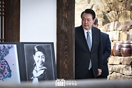 윤석열 대통령이 28일 충북 옥천군 고(故) 육영수 여사 생가를 방문해 전시된 사진을 바라보고 있다.
