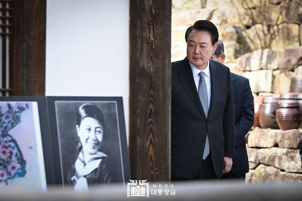 윤석열 대통령이 28일 충북 옥천군 고(故) 육영수 여사 생가를 방문해 전시된 사진을 바라보고 있다.