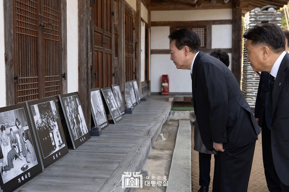윤석열 대통령이 28일 충북 옥천군 고(故) 육영수 여사 생가를 방문해 전시된 사진을 바라보고 있다.