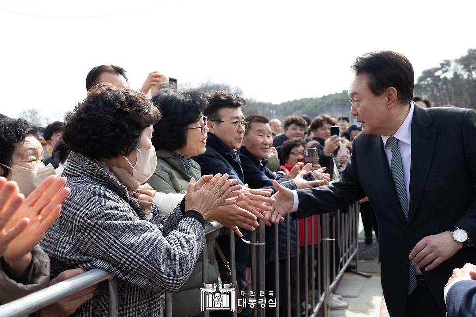 윤석열 대통령이 28일 충북 옥천군 고(故) 육영수 여사 생가를 방문해 인근 지역 주민들과 인사하고 있다.